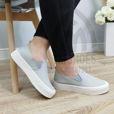 استمتعي بتجربة فريدة من الأناقة والراحة مع ، الذي يجمع الحذاء النسائي الخفيفبين التصميم العصري والوظائف العملية