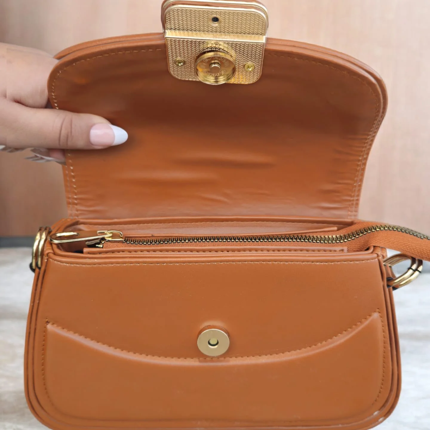 👜✨حقيبة يد نسائية أنيقة بلون بني – تصميم عصري بلمسة طبيعية