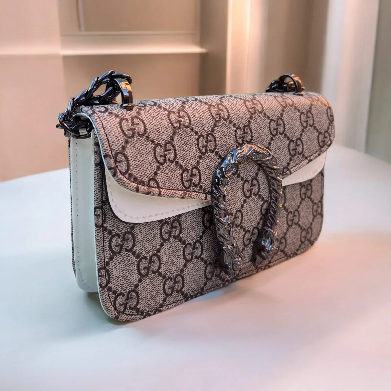 أناقة راقية بسلسلة معدنية👜