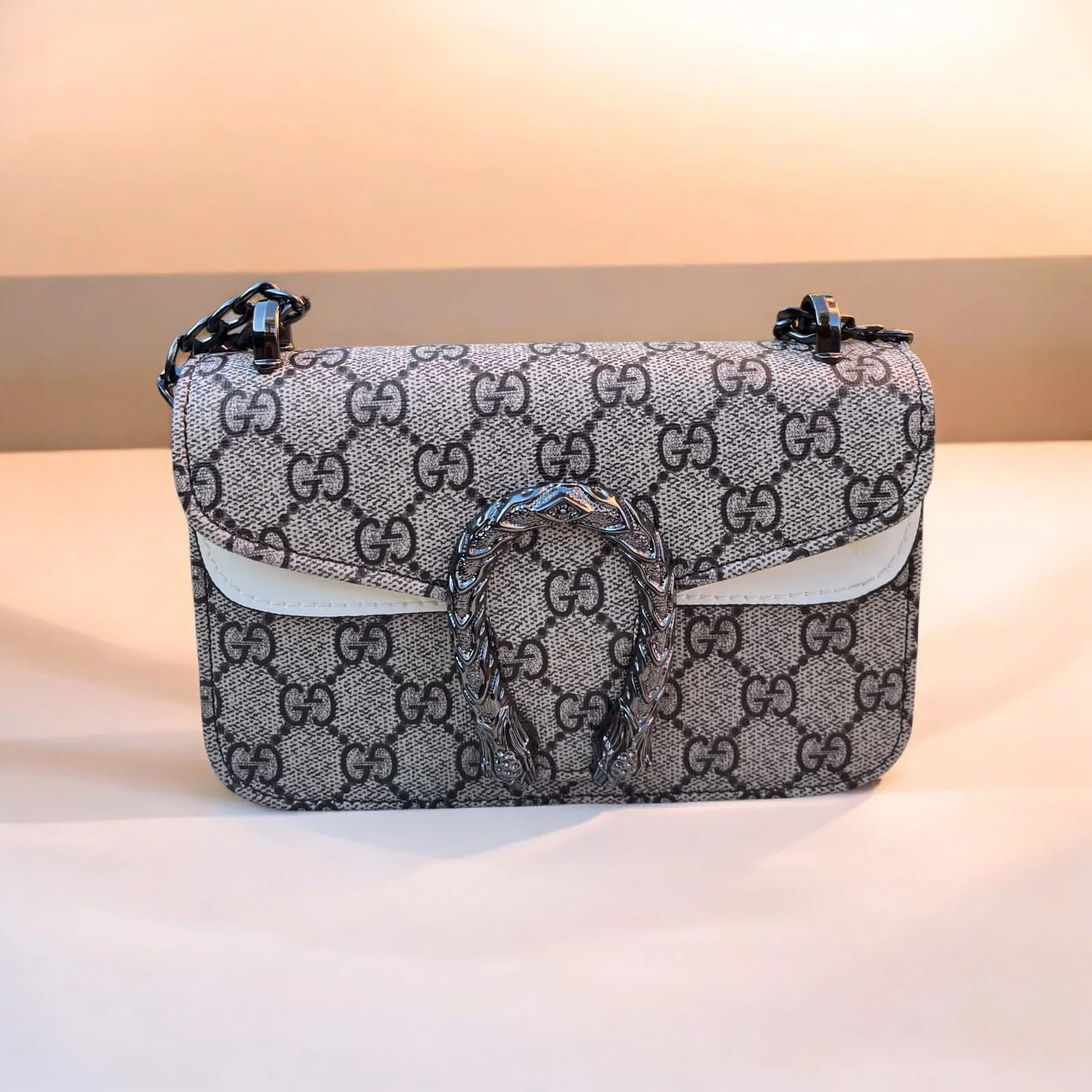 أناقة راقية بسلسلة معدنية👜