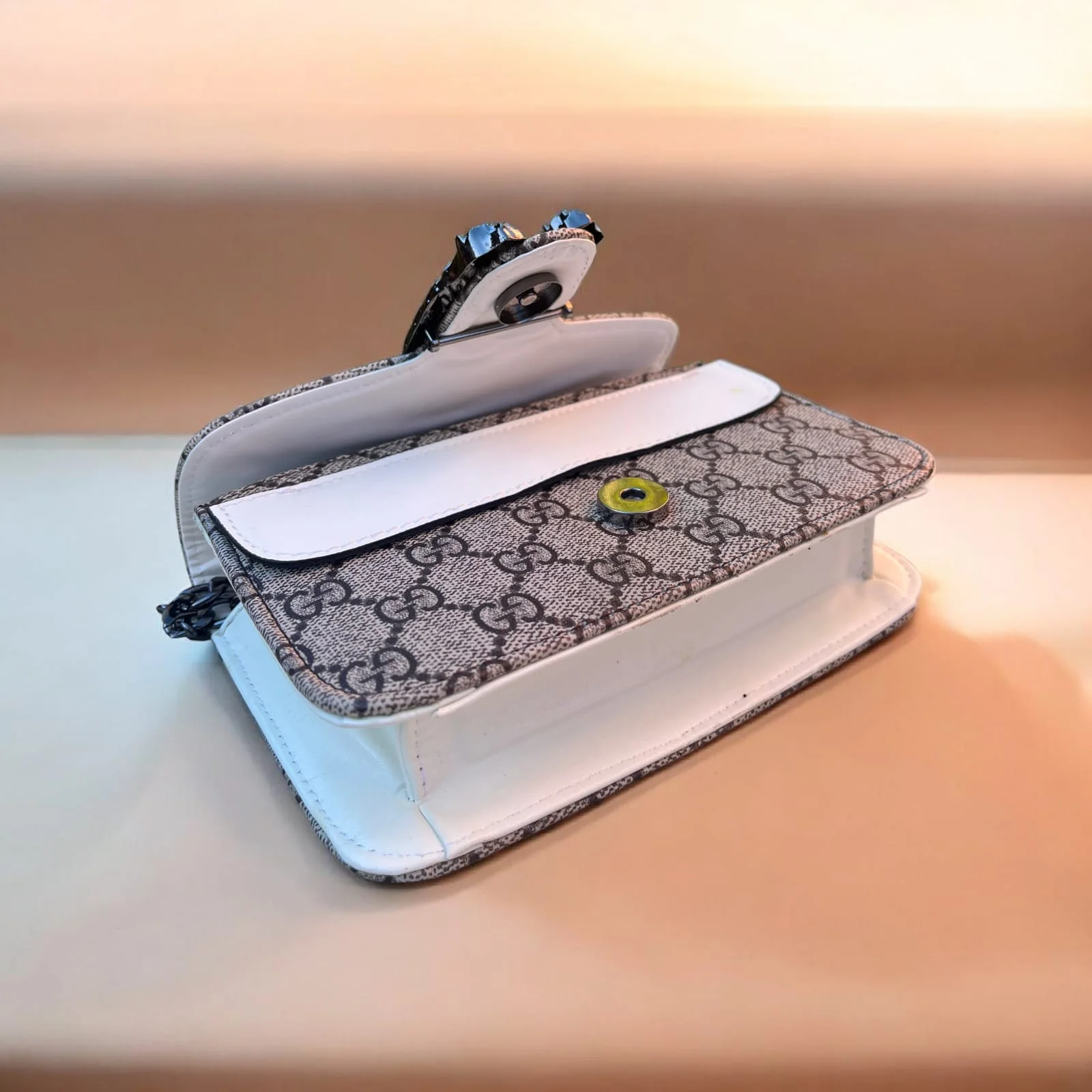 أناقة راقية بسلسلة معدنية👜