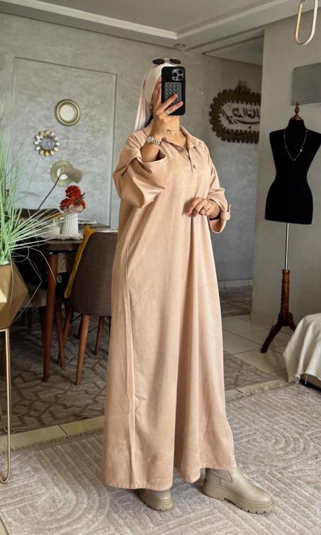 عبايا عصرية 👗 راااقية وأنيقة ✨ من ثوب ديكونال الفاااخر 😍 ناعم على البشرة ومريح بزاف 😌💚 كتجي بقصة واسعة 👌 وأكمام فضفاضة 🎀 كتعطيك لوك محتشم وأنيق فـ نفس الوقت 💫