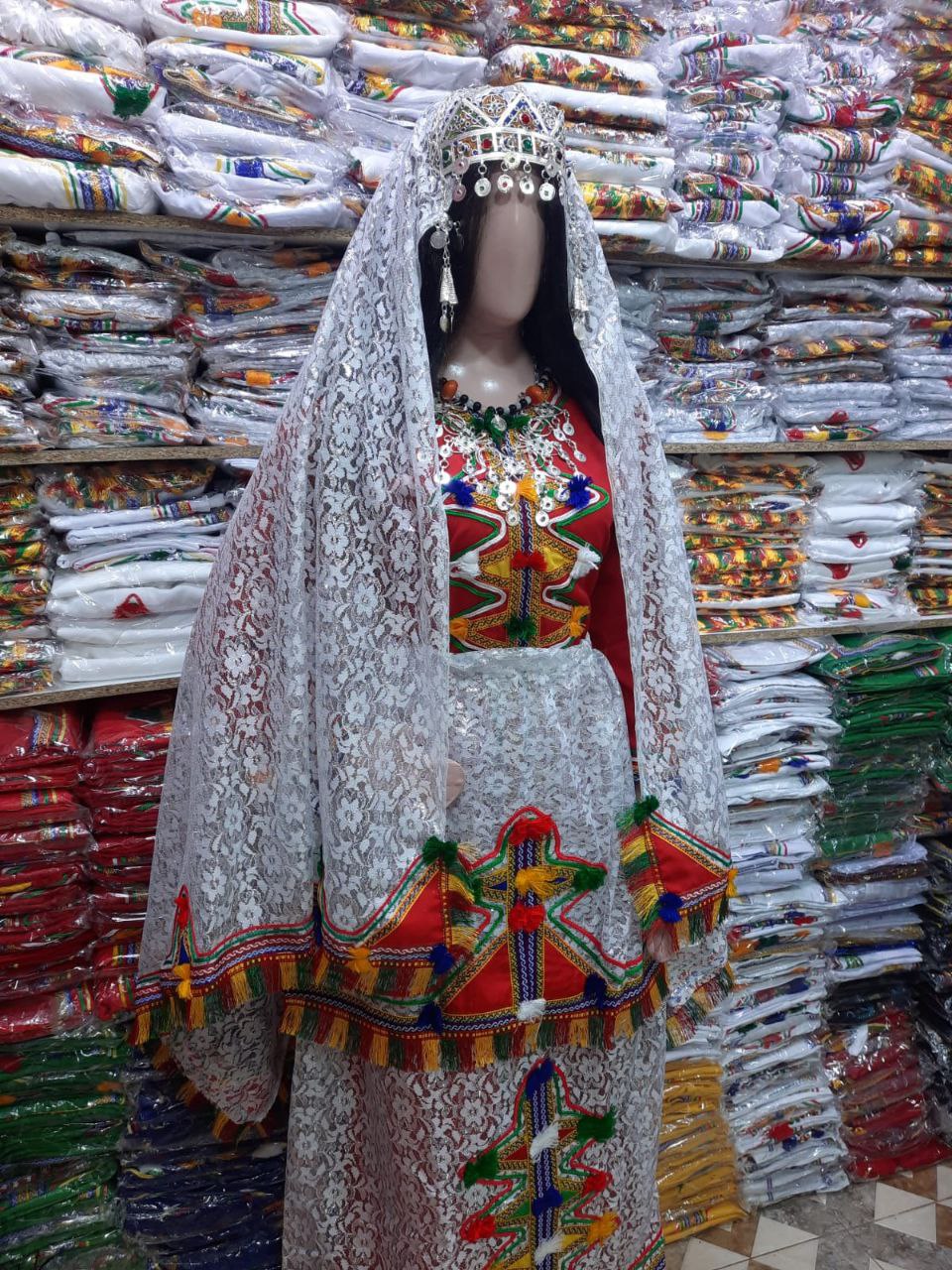 التاج والعراقة – الزي الأمازيغي النادر الكامل