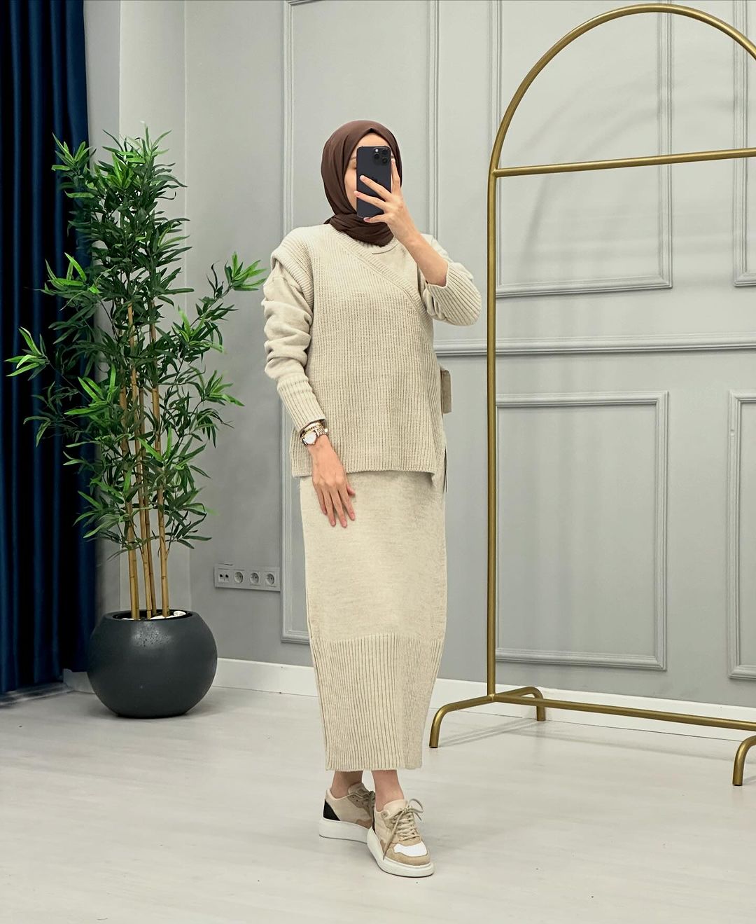 طقم الدفء الأنيق: سر جاذبية المحتشمة العصرية