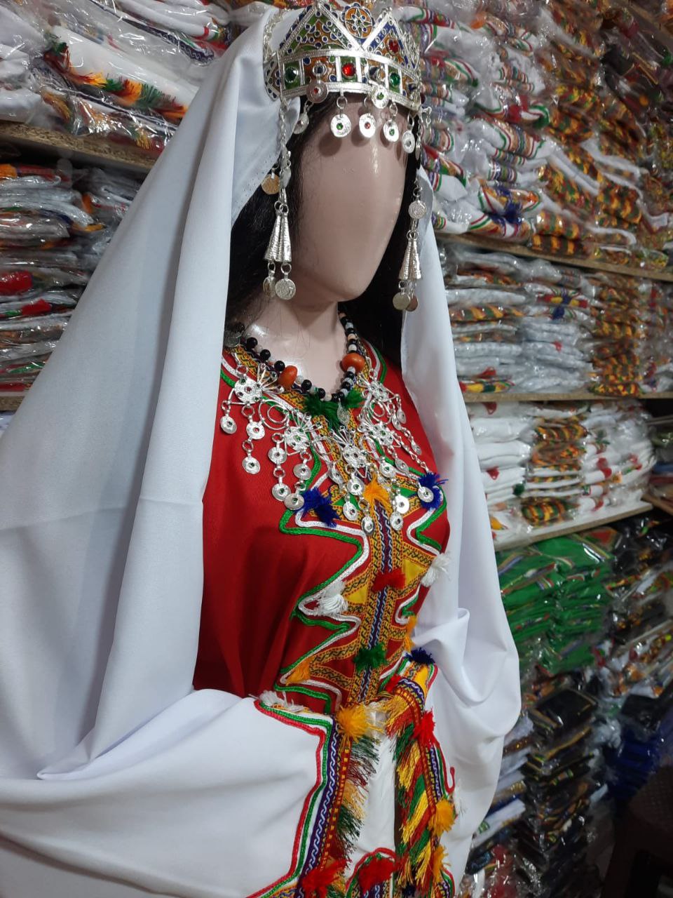 التاج والعراقة – الزي الأمازيغي النادر الكامل