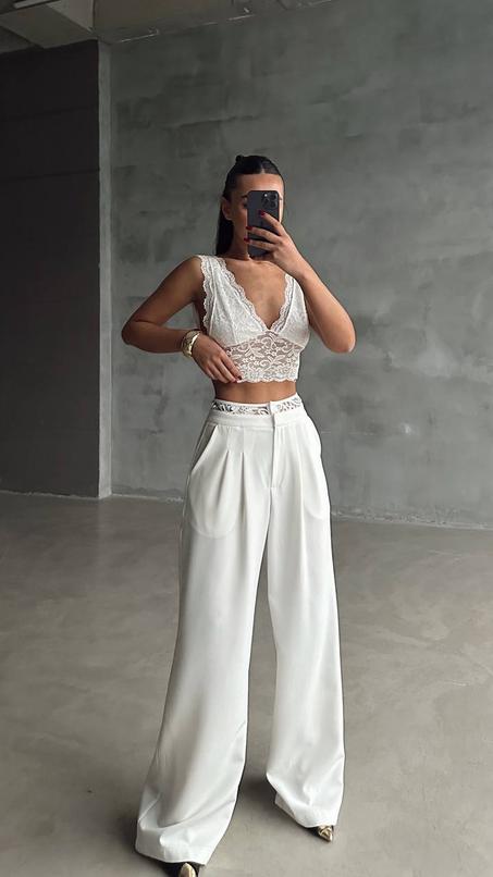 Pantalon avec détail en dentelle