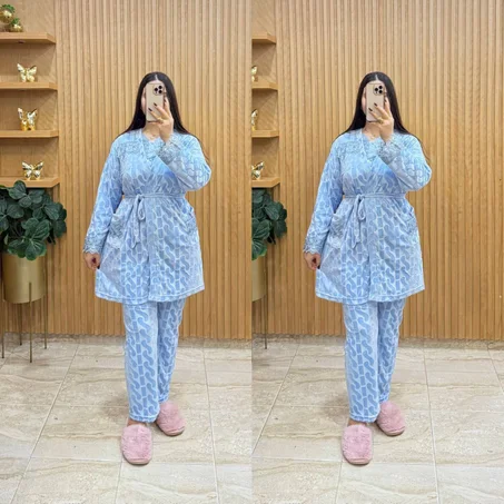 الجديييييد سيدتي تألقي في حلة جديييدة  طقم بيجامة  متكون من  3 قطع  موضيل أكتر أكتر من رائع  بنوار حزام + بيجامة 2بياس رائعة جدا  خامة التوب عالية  الجودة  توب  مبرة عالية الجودة