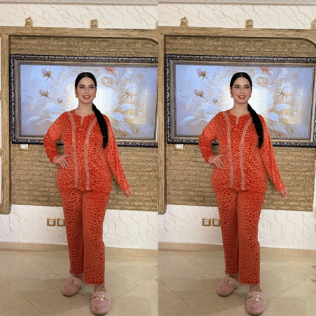 لجدييييد والحصري  بيجامة أنيقة ممبرة محفرة أنيقة وهماوية  تصميم راقي ومميز، يجمع بين الدفء والأناقة، مثالي لفصل الخريف والشتاء