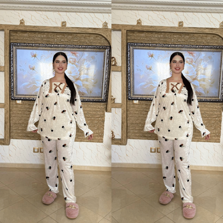 الجدييييد والحصري  بيجامة أنيقة ممبرة مراية أنيقة وهماوية تصميم راقي ومميز، يجمع بين الدفء والأناقة، مثالي لفصل الخريف والشتاء.