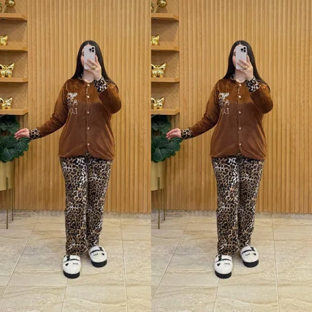 الجدييييد والحصري بيجامة أنيقة ممبرة أنيقة وهماوية بتصميم راقي ومميز، يجمع بين الدفء والأناقة، مثالي لفصل الشتاء. جودة عالية وخياطة متقونة