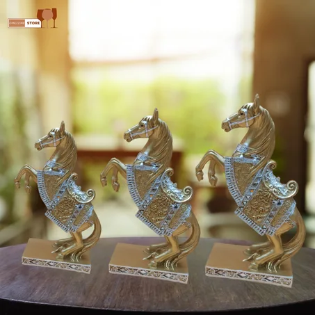 Statue de cheval dorée