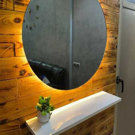 مرايا بإضاءة خلفية احترافية LED مع رف أنيق لوضع مستلزماتك الشخصية و التوصيل مجاني