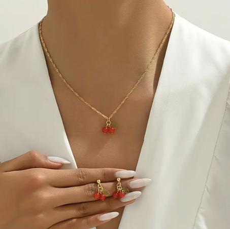 قلادة الكرز بالون الذهبي المقاومة للماء مع قرطين جميلين.
