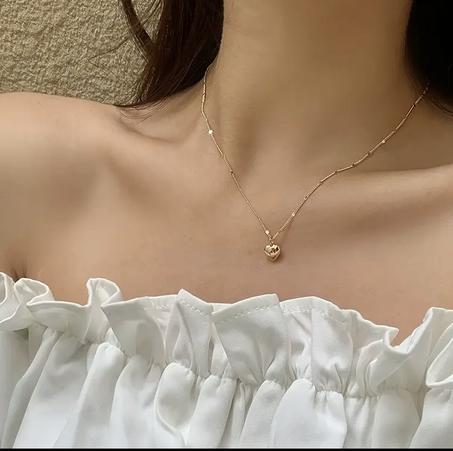 قلادة بالون الذهبي على شكل قلب مقاومة للماء .