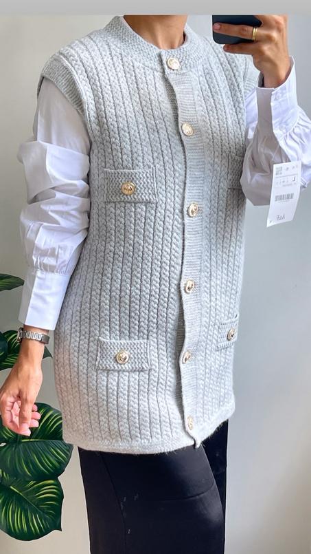 Cardigan femme sans manches avec boutons dorés – Élégance et confort