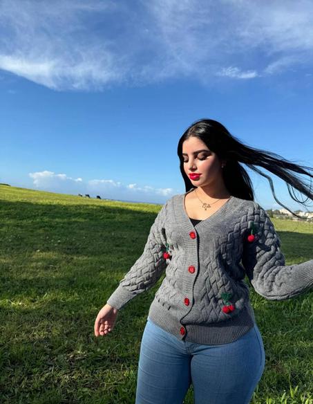✨ كارديغان الكرزة 🍒 – لمسة أنوثة راقية من آخر صيحات الموضة ✨