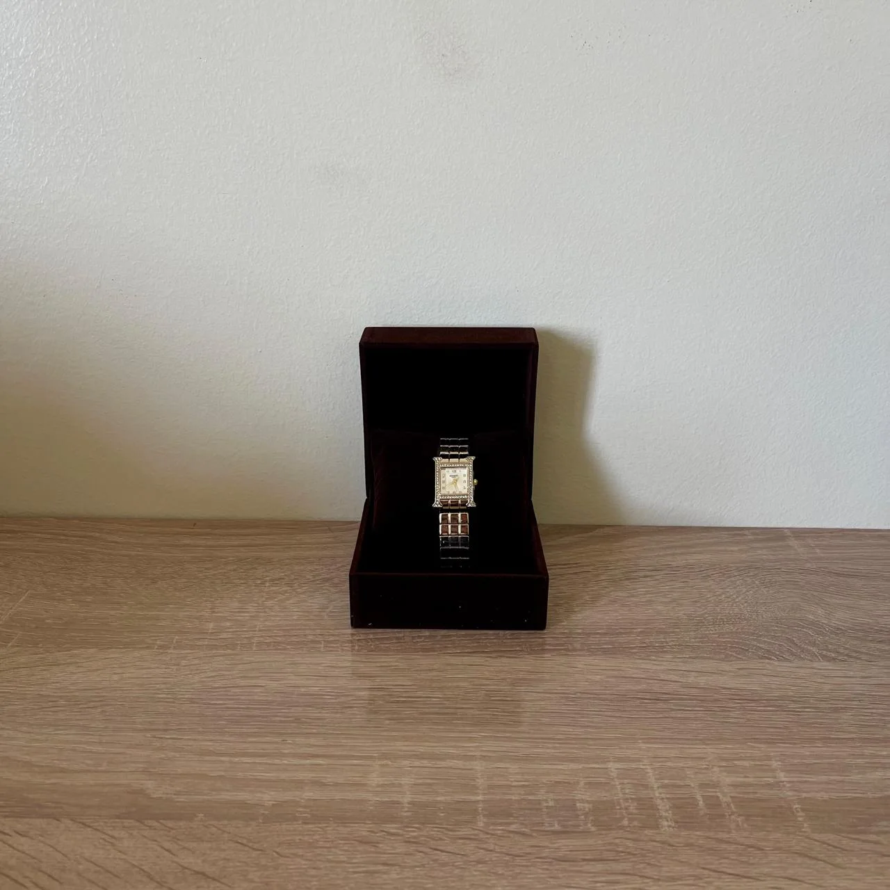 Hermès – Montre Élégance Rectangulaire Or & Diamants