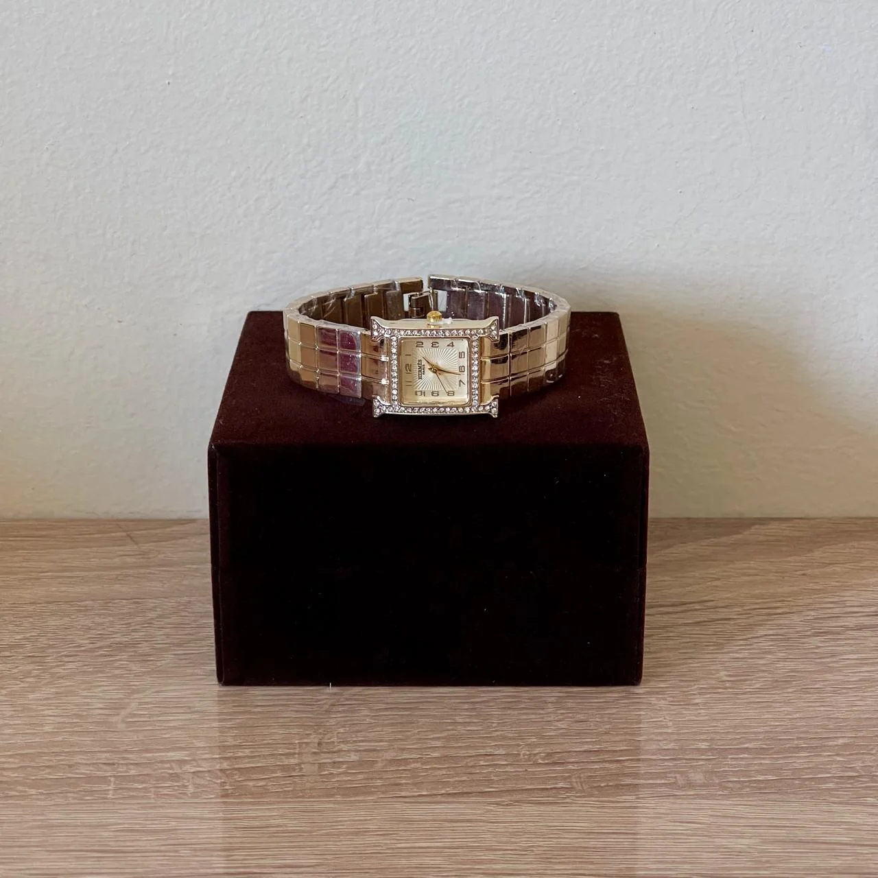 Hermès – Montre Élégance Rectangulaire Or & Diamants