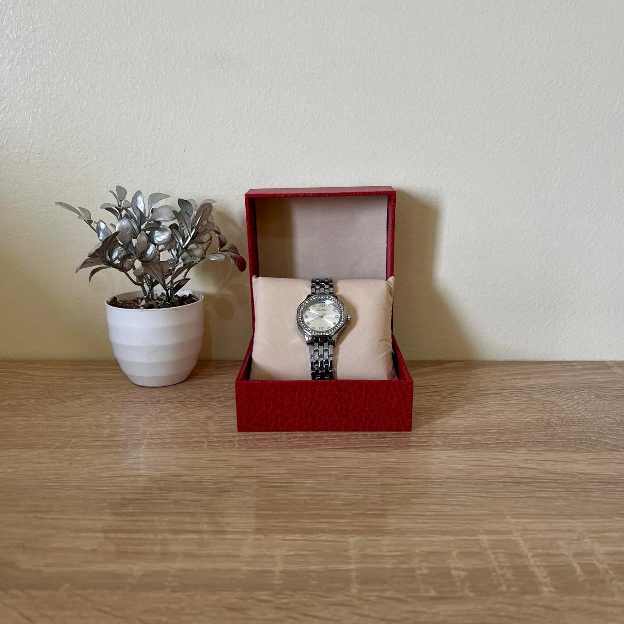 Cartier Femme Argentée Sertie Élégance