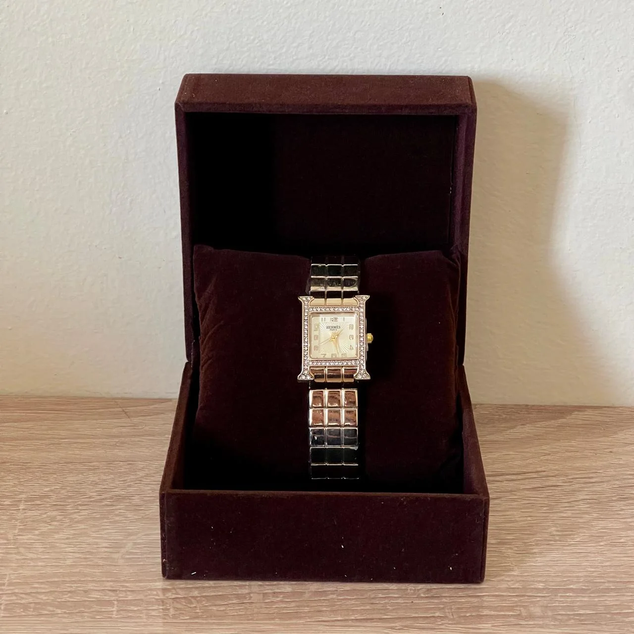 Hermès – Montre Élégance Rectangulaire Or & Diamants