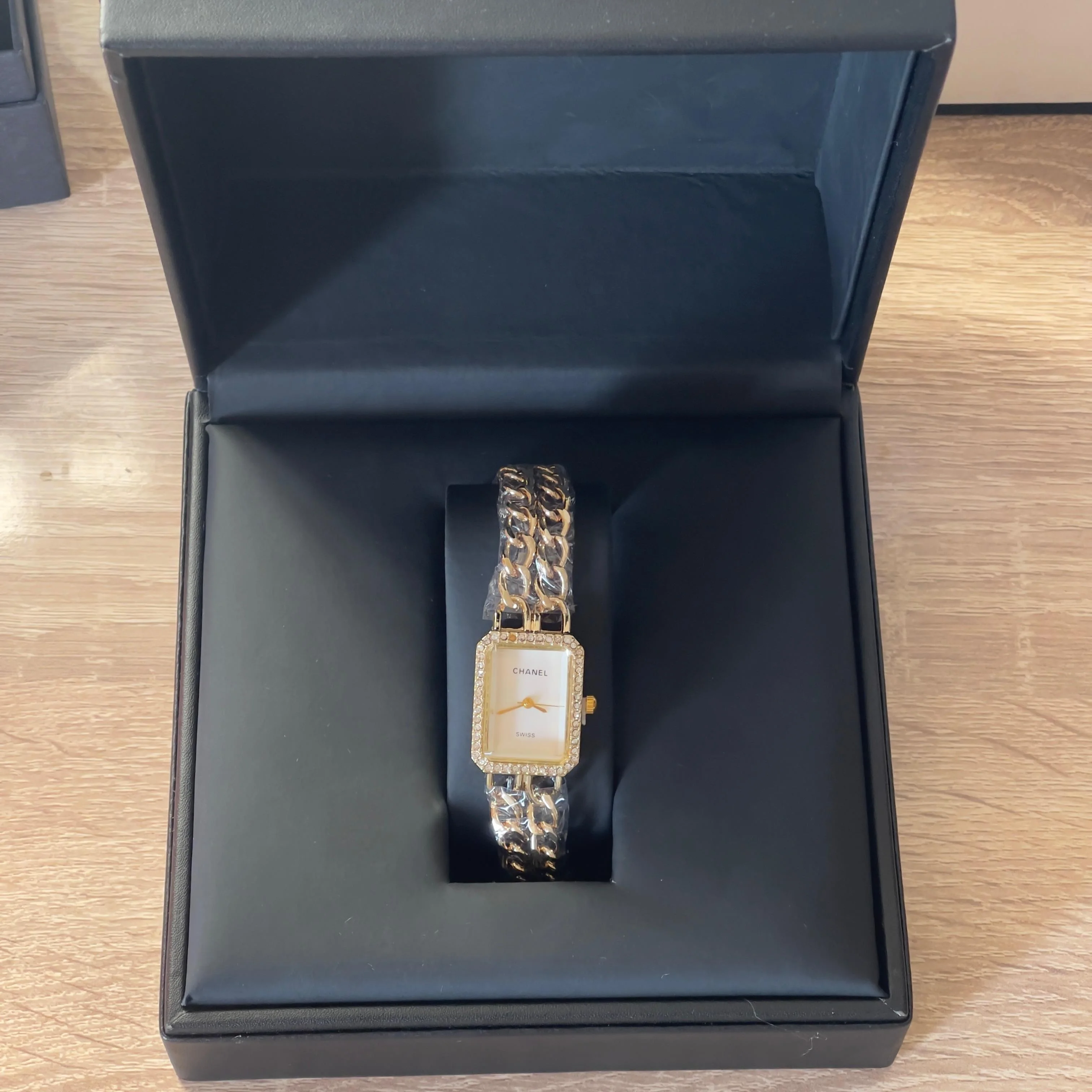 Chanel Chaîne Dorée AVEC COFFRET