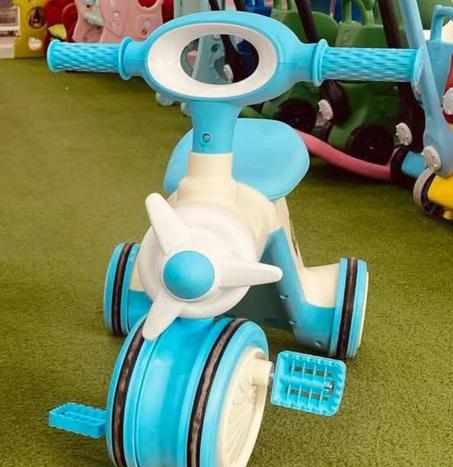 دراجة اطفال ثلاثية بتصميم طائرة مميز