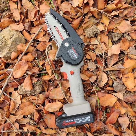 منشار كهربائي من العلامة العالمية crown مع بطاريتين  20 فولت