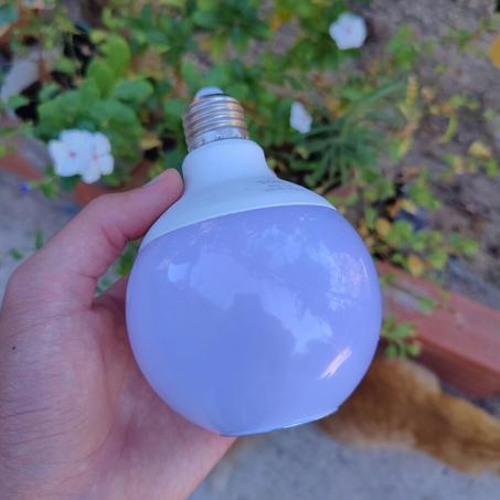 مصباح LED ومكبر صوت بلوتوث بتصميم أنيق و عصري متعدد الألوان