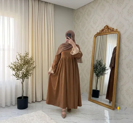 فستان فضفاض محتشم بأكمام دانتيل