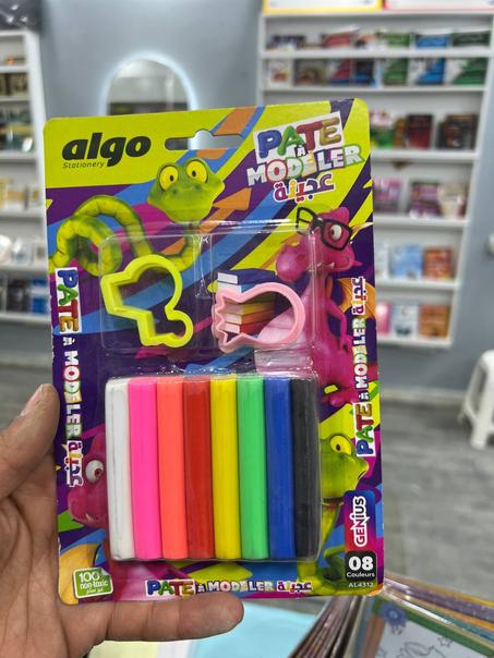 عجين أطفال مع قالب التشكيل