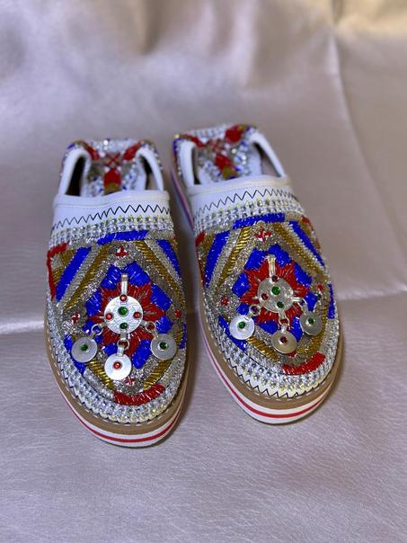 "الهدية المثالية: بلغة أنيقة في علبة فاخرة"