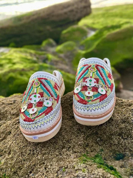 "الهدية المثالية: بلغة أنيقة في علبة فاخرة"