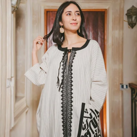 Jebba coupe droite avec  broderie calligraphie à la main