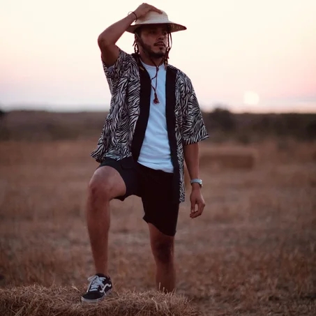 Gilet homme en lin avec un short