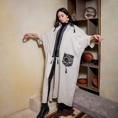 Abeya avec des empiècement dentelle