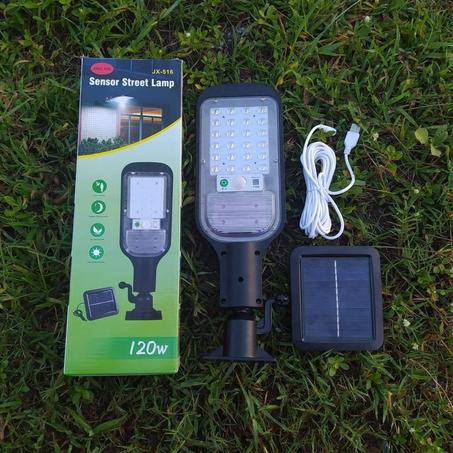 مصباح يعمل بالطاقة الشمسية مع مستشعر للحركة