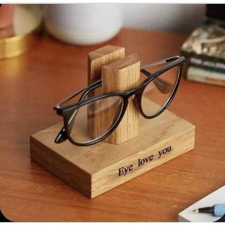 حاملة النظارات الخشبية