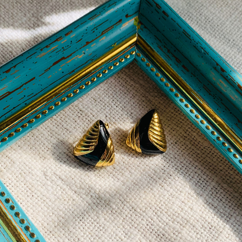 Triangle D’or – Boucles avec Détails Noirs Époustouflants