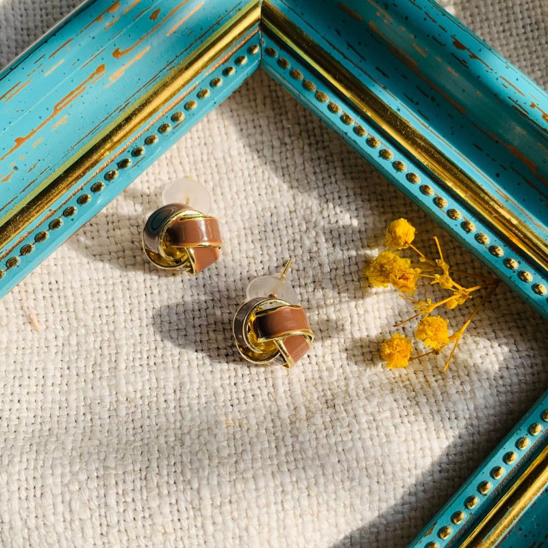 Petite Fleur Marron – Boucles Légères pour un Look Raffiné
