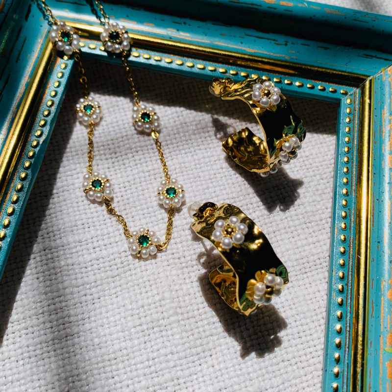 Douceur Florale – Ensemble Bijoux Fleuris en Acier Inoxydable