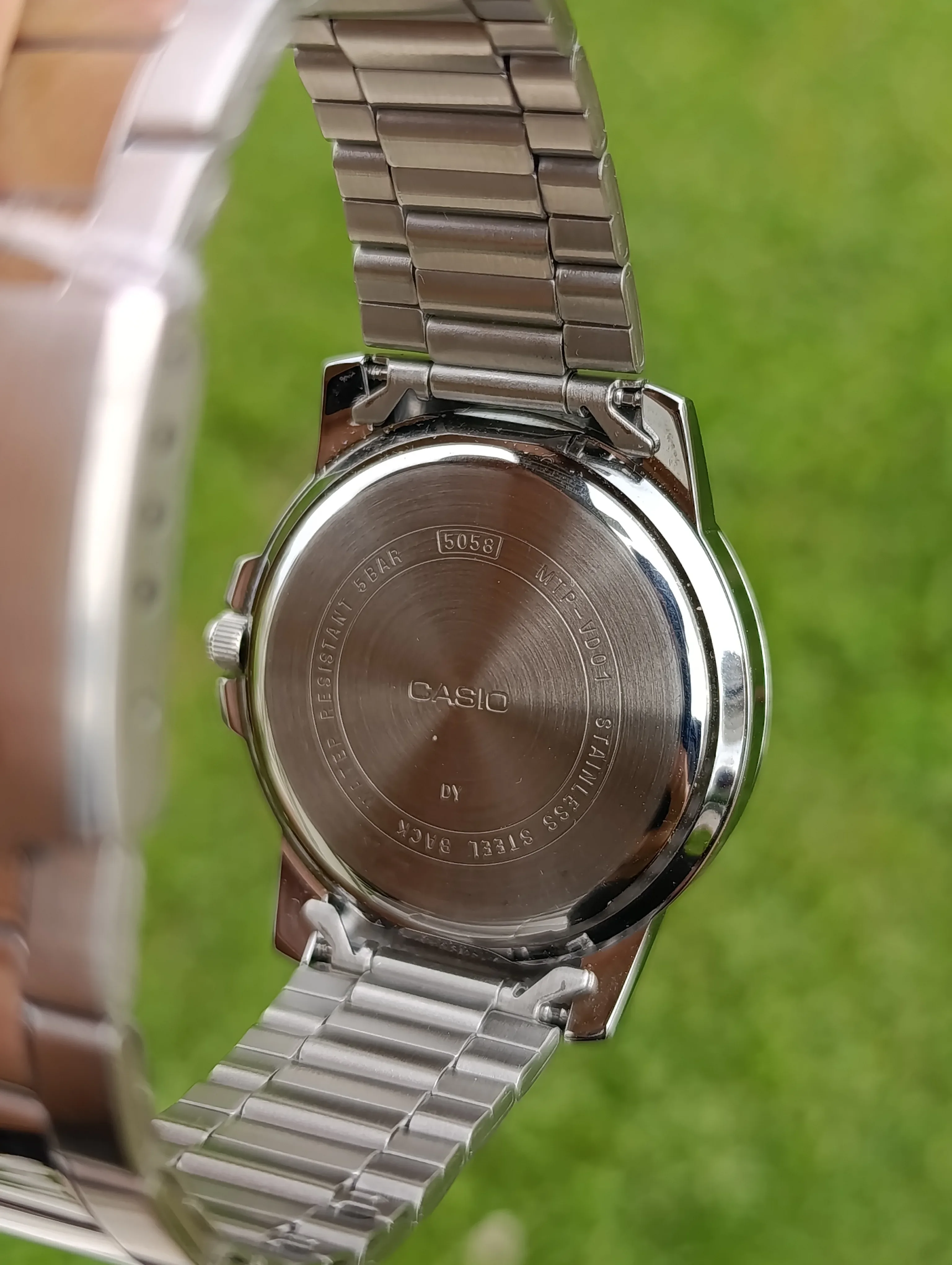 CASIO HOMME MODEL MTP-VD01D-2BVUDF NEUVE WR 50M