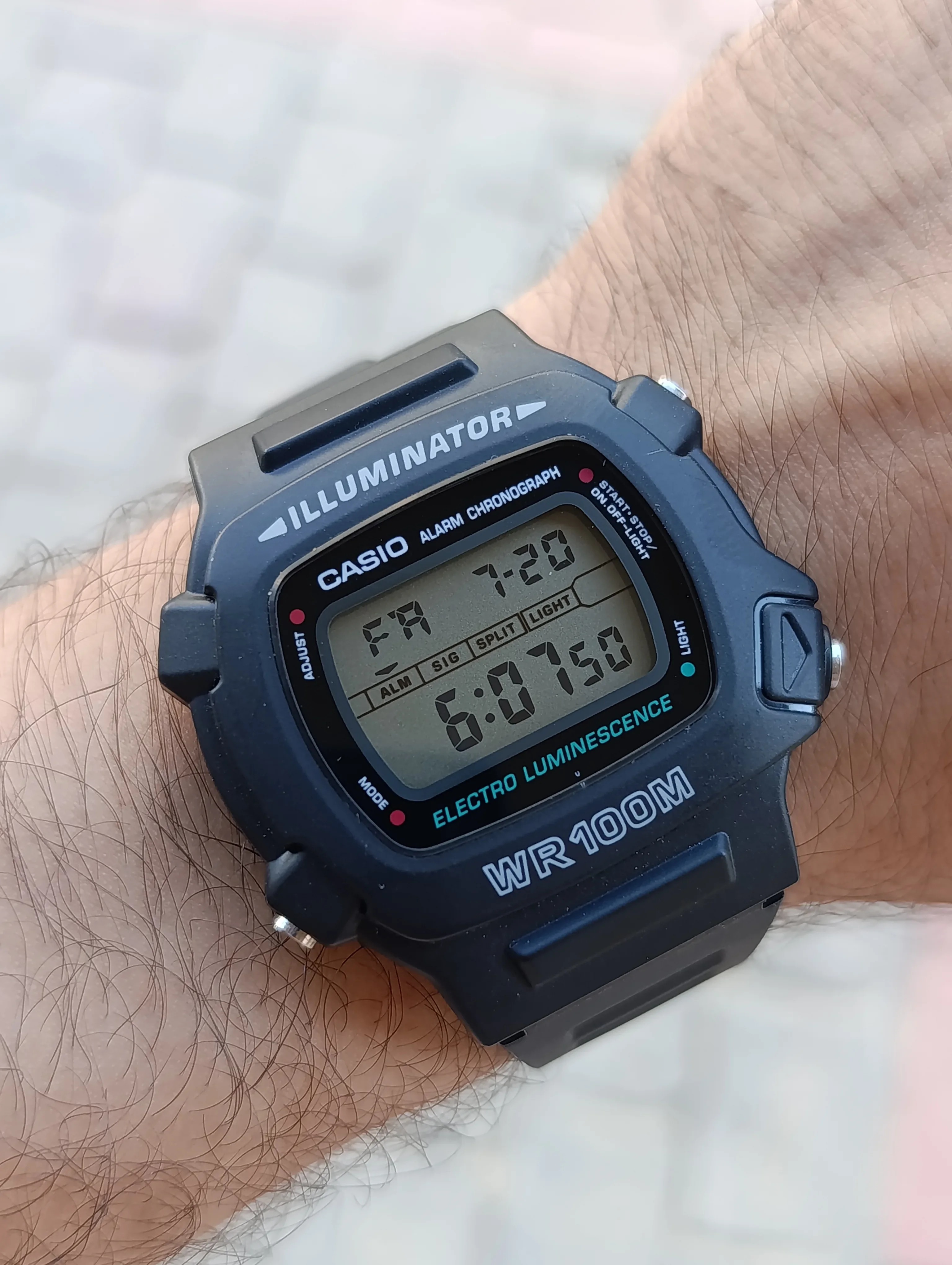 VINTAGE CASIO W-740-1VS  ELECTRO LUMINESCENCE ORIGINAL NEUVE WATER RESISTANT 100M