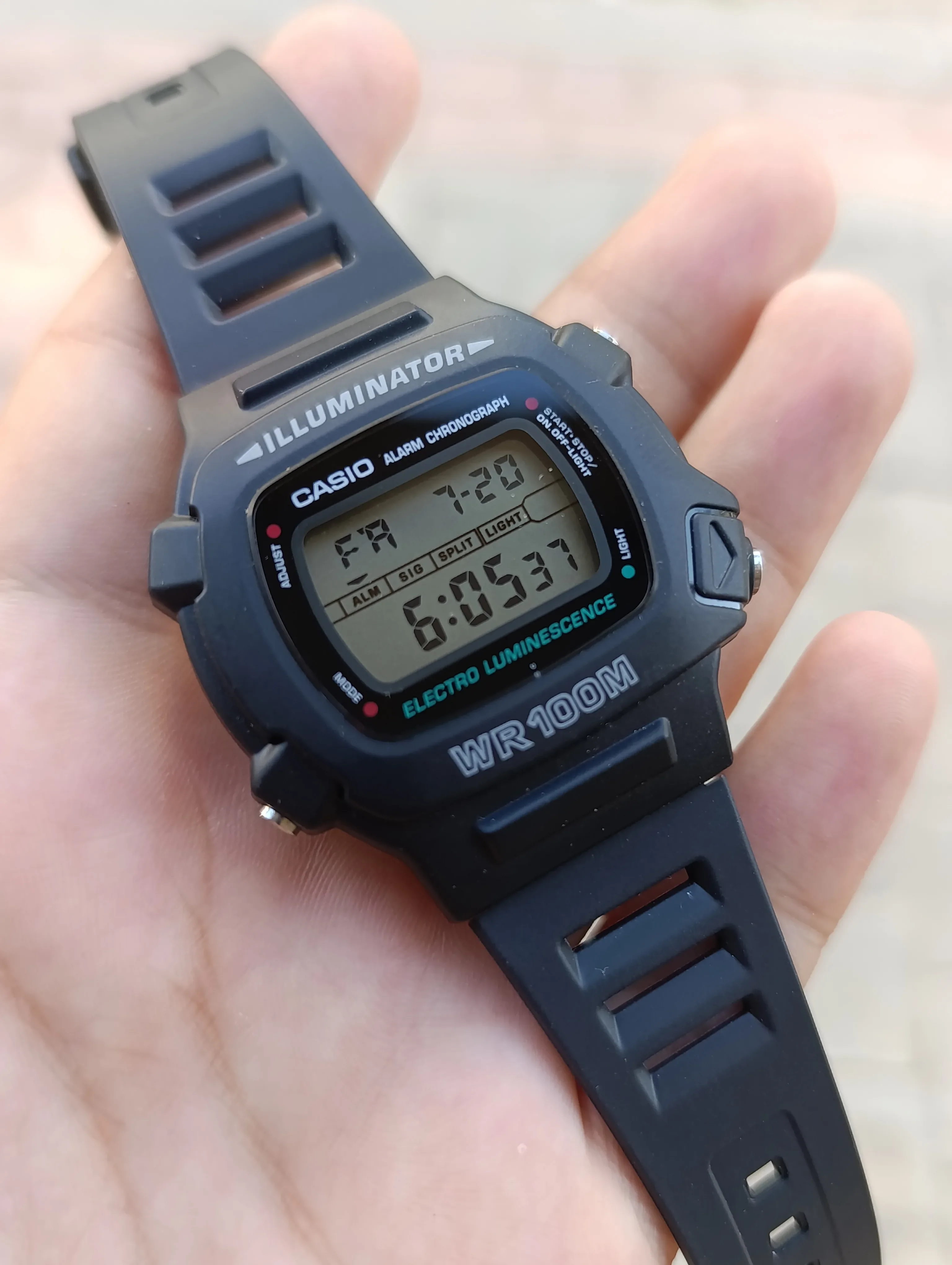 VINTAGE CASIO W-740-1VS  ELECTRO LUMINESCENCE ORIGINAL NEUVE WATER RESISTANT 100M