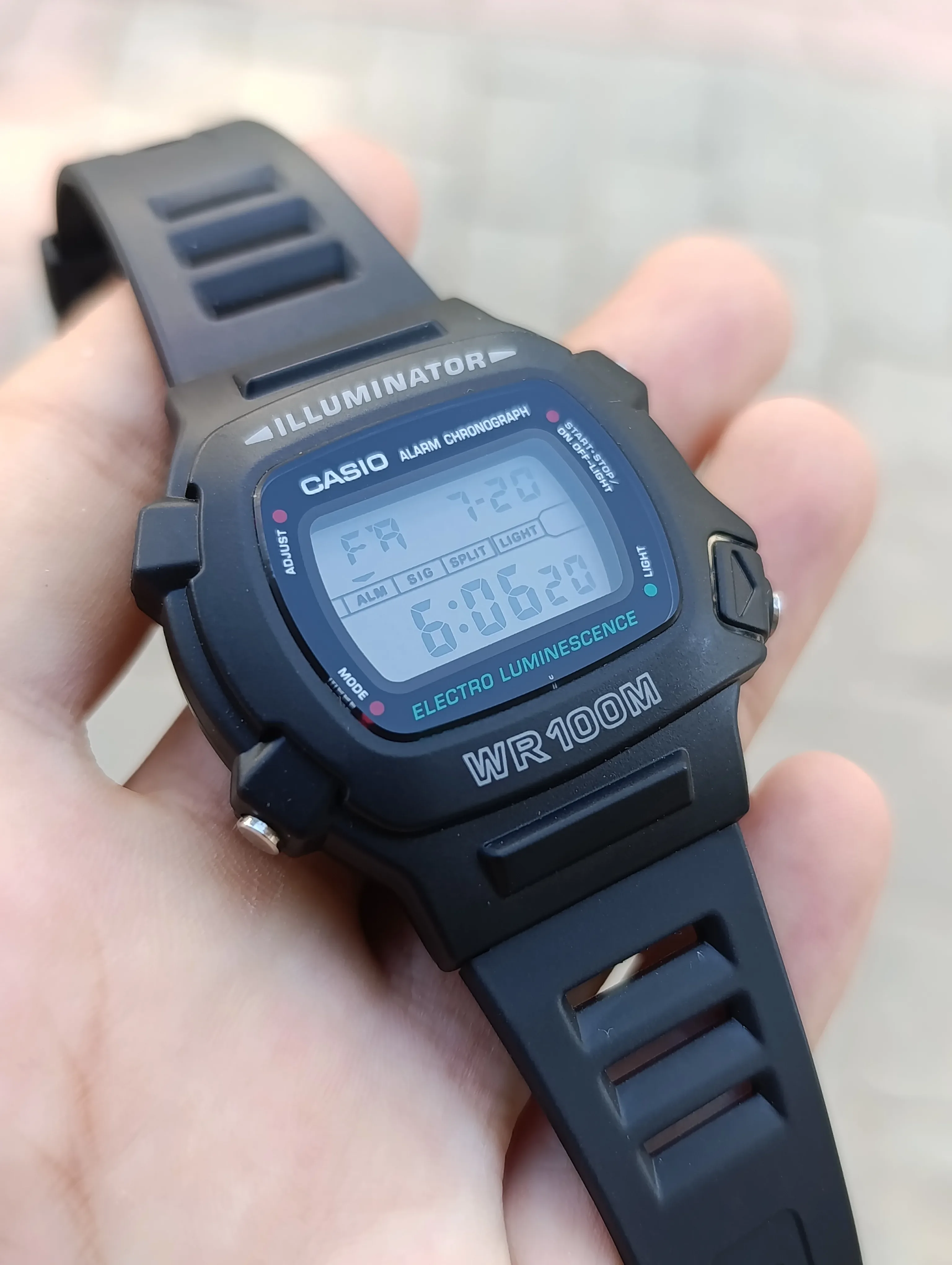 VINTAGE CASIO W-740-1VS  ELECTRO LUMINESCENCE ORIGINAL NEUVE WATER RESISTANT 100M