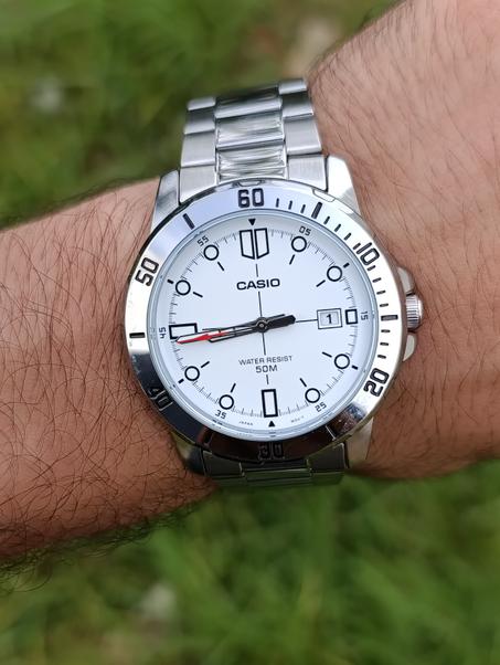 CASIO HOMME MODEL MTP-VD01D-7EVUDF NEUVE WR 50M CADRAN BLANC