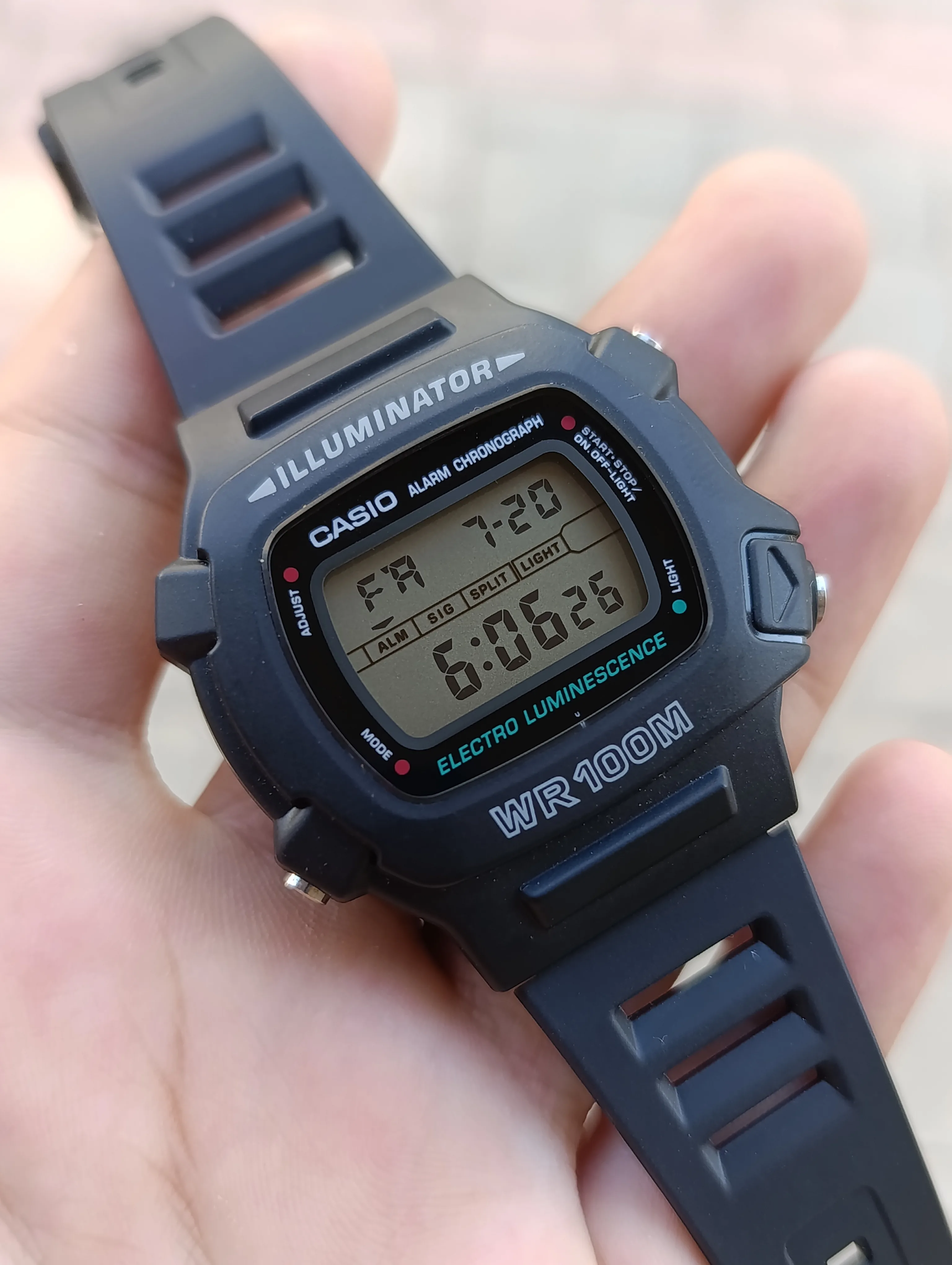 VINTAGE CASIO W-740-1VS  ELECTRO LUMINESCENCE ORIGINAL NEUVE WATER RESISTANT 100M