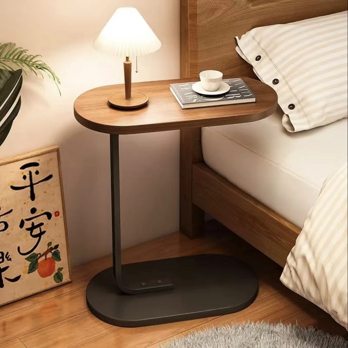 🛋️ طاولة جانبية عصرية على شكل C – أناقة وعملية في كل زاوية من منزلك