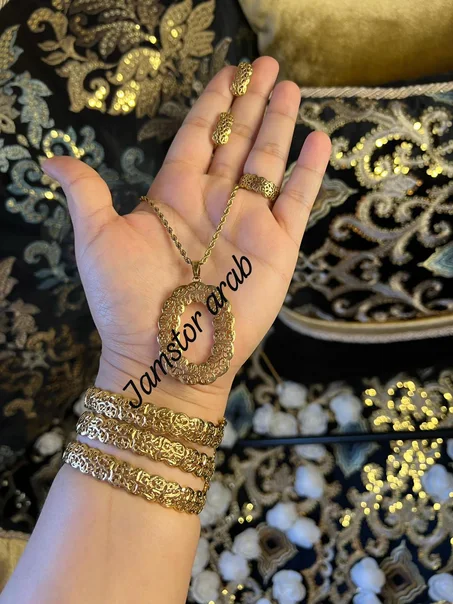 طقم ذهبي فاخر بزخرفة تقليدية أنيقة