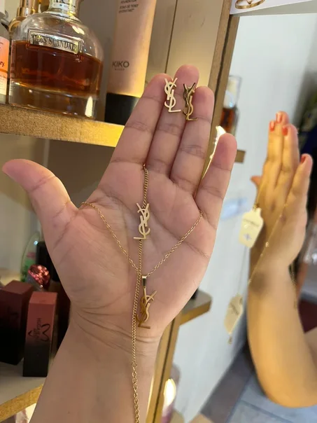 طقم مجوهرات فاخر باللون الذهبي من YSL – أناقة خالدة