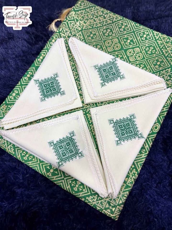 ناب خريب مطروز  12 مناديل +هدية غطاء الصنية
